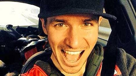 Und als kleines "Zuckerl" gibt es das Rote Trikot des Weltcup-Führenden obendrauf. Mit fünf Punkten Vorsprung geht er in den letzten Slalom der Saison. Die kleine Kristallkugel ist zum Greifen nahe - er muss nur vor Hirscher ins Ziel kommen (Copyright: Facebook/Felix Neureuther)