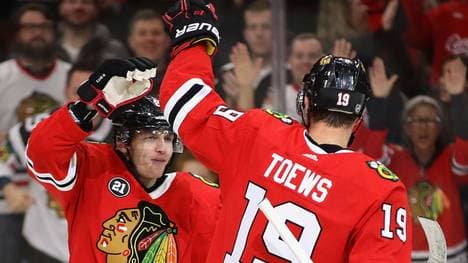 Patrick Kane und Jonathan Toews stehen in Berlin auf dem Eis