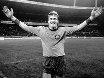 Am 25. März jährt sich der Tod von DDR-Fußballlegende Hans Richter. Der Stürmer sorgte im Dienst von Lok Leipzig für Furore und war an einem der größten Vereinserfolge beteiligt.