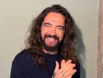 Tom Kaulitz wird bei der Fußball-Weltmeisterschaft als Fan-Experte von MagentaTV fungieren. Der Musiker, Podcaster und Entertainer begleitet das Turnier mit seiner ganz persönlichen Sicht auf die Spiele, die Stars und die großen Momente.