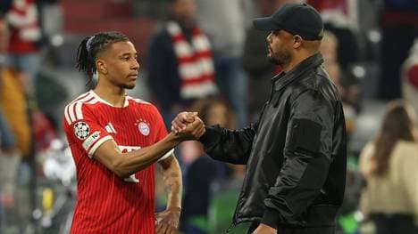 Michael Olise (l.) im Bayern-Trikot