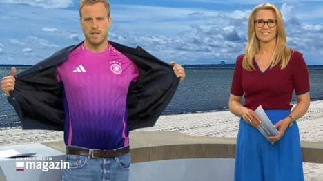 NDR-Moderator Henrik Hanses präsentierte sich im Deutschland-Trikot