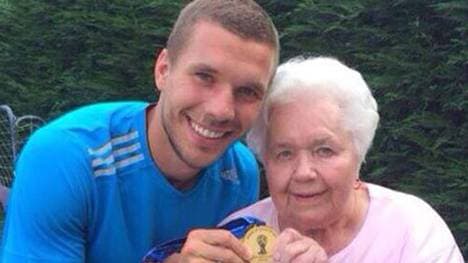 Ein Herz und eine Seele: Lukas Podolski und seine Oma.