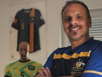 Dennis Kylau aus Neuss hat ein außergewöhnliches Hobby: Er sammelt Trikots der australischen Nationalmannschaft - und besitzt mittlerweile die größte Sammlung weltweit.