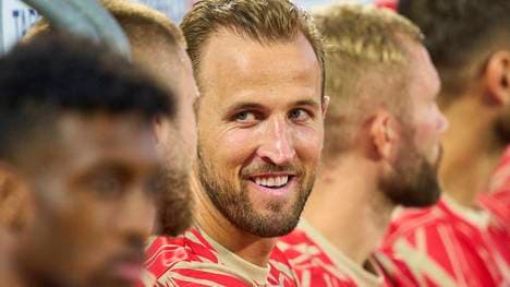 Harry Kane bekommt eine Trophäe
