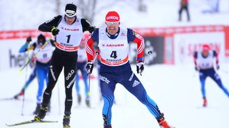 Russlands Maxim Vylegzhanin (r.) gewinnt Gold vor dem Schweizer Dario Cologna