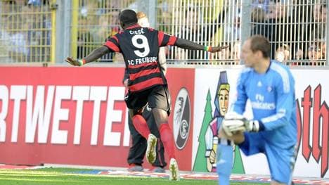 Freiburgs Papiss Demba Cisse erzielt 2010/11 mit 22 Toren so viele wie noch kein Afrikaner je zuvor