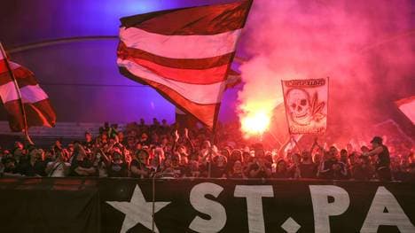 Die Fans des FC St. Pauli im Volksparkstadion