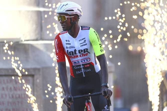 Wechsel-Hammer um Tour-Held