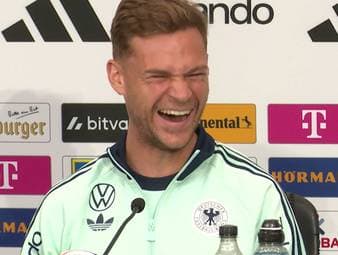 Als DFB-Pressesprecherin Franziska Wülle einen Reporter begrüßt, bricht DFB-Kapitän Joshua Kimmich lauthals in Gelächter aus. Der Grund ist ein Missverständnis.