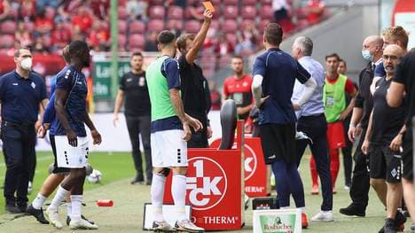 Hitzige Partie am Betzenberg: Schiedsrichter Florian Heft hat alle Hände voll zu tun