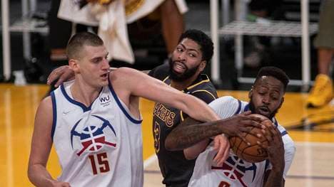 Nikola Jokic (l.) droht eine Sperre