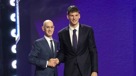 Hannes Steinbach (r.) mit NBA-Commissioner Adam Silver