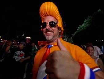 Die feiern die ganze Nacht. Vor dem letzten Gruppenspiel tauchen die Fans der Niederlande Kansas City ganz in Oranje.