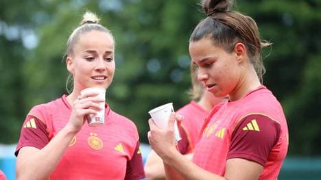 Giulia Gwinn und Lena Oberdorf beim Training mit der deutschen Nationalmannschaft