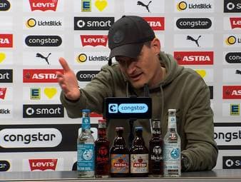 Alexander Blessin, Cheftrainer vom FC St. Pauli, kassiert beim torlosen Remis gegen Eintracht Frankfurt eine Gelbe Karte. Nach dem Spiel macht er seinem Ärger über einige Entscheidungen von Schiedsrichter Felix Zwayer Luft. 