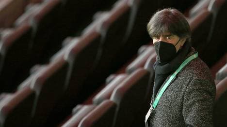 Bundestrainer Joachim Löw schauet sich das Spiel der Bayern in Freiburg an