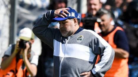 LA PLATA, ARGENTINA - SEPTEMBER 15: Diego Armando Maradona coach of Gimnasia y Esgrima La Plata gestures during a match between Gimnasia y Esgrima La Plata and Racing Club as part of Superliga Argentina 2019/20 at Estadio Juan Carlos Zerillo on September 15, 2019 in La Plata, Argentina. (Photo by Marcelo Endelli/Getty Images)