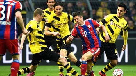 Robert Lewandowski (M.) wechselte vom BVB zum FC Bayern