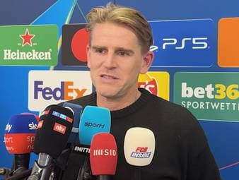 Nach dem Sieg des FC Bayern München in der Champions League gegen Club Brügge schwärmt Sportdirektor Christoph Freund von Lennart Karl, der bei seinem Startelf-Debüt in der Champions League sein erstes Tor erzielt.