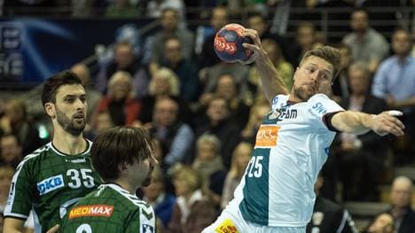 Magdeburgs Marko Bezjak (r.) setzt sich am Kreis gegen Berlins Marko Kopljar (l.) und Fabian Wiede durch