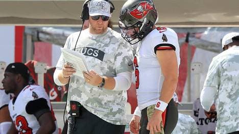 Tampa Bay Buccaneers Offensive Coordinator Liam Coen (l.) wird jetzt doch der neue Coach der Jacksonville Jaguars