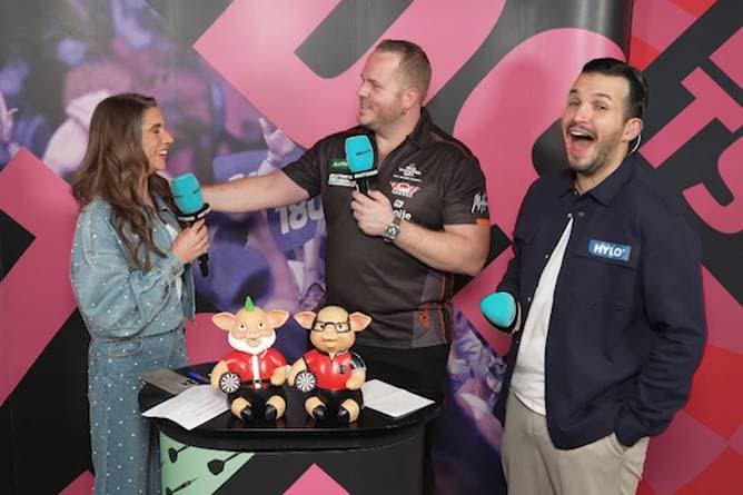 "Genug Geld?" Frecher Darts-Star witzelt auf Deutsch