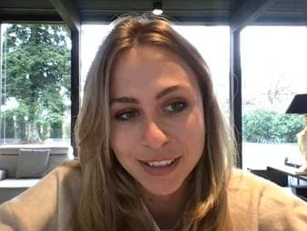 Rennfahrerin Sophia Flörsch verrät, wie ihre Fahrprüfung abgelaufen ist - und erzählt eine kuriose Anekdote über ihre erste Fahrstunde. 