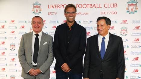 Jürgen Klopp (M.) mit den Liverpool-Bossen