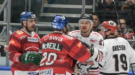 Moritz Müller (2.v.r.) spricht sich für ein Vollvisier aus