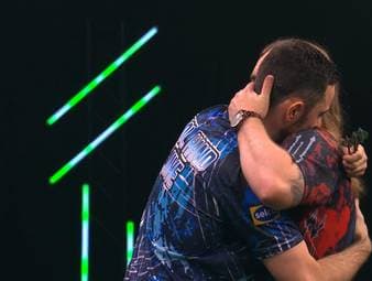 Luke Humphries zeigt nur kleine Schwächephasen, bezwingt Neun-Darter-Mann Ryan Searle aber insgesamt in beeindruckender Manier und steht im Viertelfinale des Grand Slam of Darts.