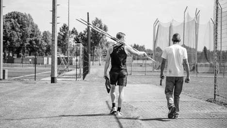 Thomas Röhler (l.) trauert um seinen Trainer Harro Schwuchow