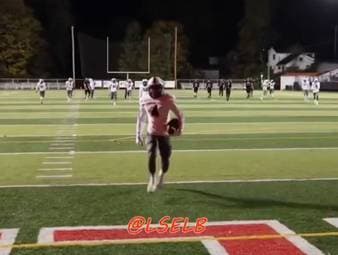 Unfassbare Szenen aus Amerika. Ein Defense-Spieler sorgt für einen besonderen Moment, in dem er den richtigen Riecher beweist und einen noch nie da gewesenen Touchdown erzielt.