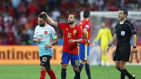 Spaniens Jordi Alba tröstet den türkischen Kapitän Arda Turan nach der 0:3-Pleite 