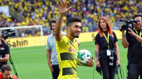 Nuri Sahin von Borussia Dortmund grüßt Fans des BVB