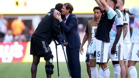 Onana (l.) wurde nach dem Spiel getröstet