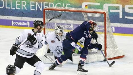 Die Eisbären Berlin (blau) legen in der Serie gegen Nürnberg vor