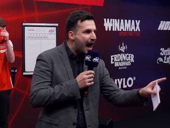 Im Decider zwischen Stephen Bunting und Niko Springer richten einige Fans Pfiffe gegen Stephen Bunting. Das macht Philip Brzezinski, Master of Ceremonies der PDC, und Niko Springer wütend.