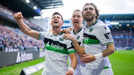 Hannover 96 feiert den Sieg gegen Bielefeld