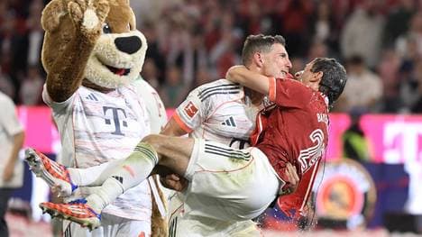 Leon Goretzka nahm Thomas Müller bei Bayerns Meisterparty sogar auf den Arm