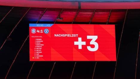Die Nachspielzeit soll künftig sekundengenau angezeigt werden