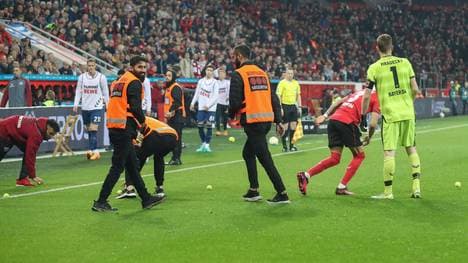 Die Kölner Fans werfen Tennisbälle auf das Spielfeld