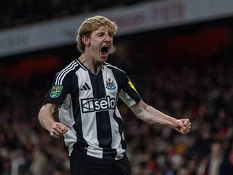 Der FC Bayern hat offenbar seine Fühler nach Anthony Gordon von Newcastle United ausgestreckt. Sportlich würde der englische Nationalspieler nach München passen. Doch es gibt eine große Hürde.