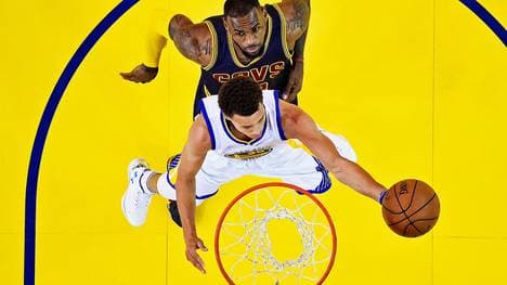 Stephen Curry (unten)  spielt bislang die Saison seines Lebens für die Warriors