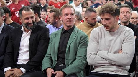 Leon Goretzka (r.) steht bis 2026 beim FC Bayern unter Vertrag