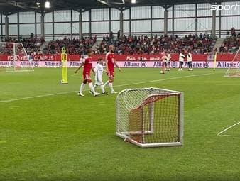 Am Montagmittag wurden auf dem Campus des FC Bayern München offiziell die A-Mannschaften der Männer und Frauen vorgestellt. Erfreulich für die Fans: Auch Konrad Laimer war Teil der Runde.