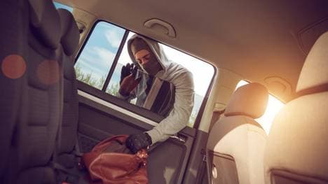Langfinger halten auch vor einem Diebstahl aus einem Auto nicht zurück