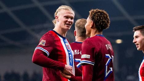 Erling Haaland (l.) klatscht mit Antonio Nusa ab