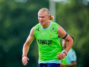 Vor dem WM-Auftakt gegen den Irak präsentiert sich Norwegen-Star Erling Haaland im Training offenbar in Topform. Trainer Stale Solbakken berichtet von einem sensationellen Traumtor, Martin Ödegaard schwärmt vom Zusammenspiel mit Haaland.