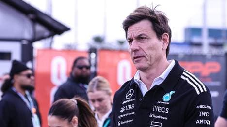 Toto Wolff entschuldigt sich für den Unfall seines Piloten 